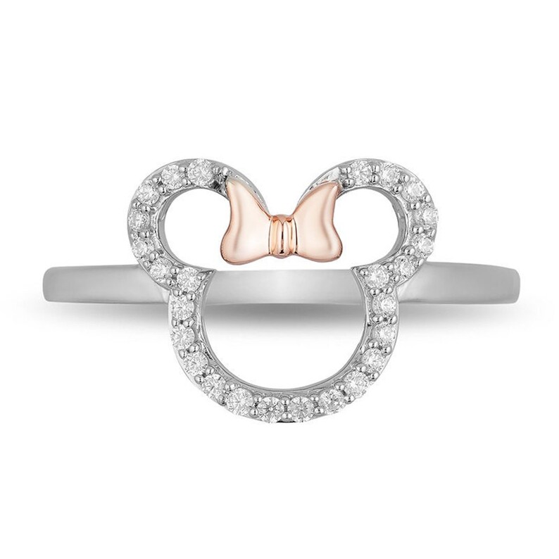 Puede incluir: Un anillo de plata con un dise&ntilde;o de cabeza de Mickey Mouse incrustado de diamantes. El lazo es de oro rosa.
