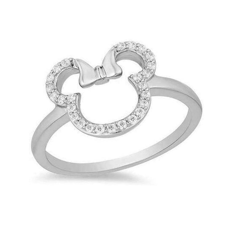 Puede incluir: Un anillo de plata con un contorno de cristal transparente de una cabeza de Mickey Mouse con un lazo.