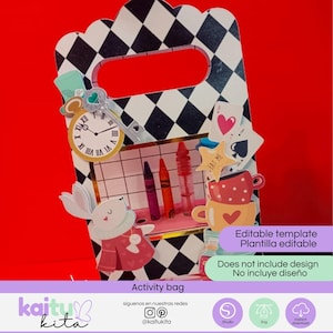 Peut inclure: Un sac d'activité découpé avec un motif de losanges noirs et blancs, orné d'illustrations d'une horloge, d'une clé, de cartes à jouer, d'un lapin et de tasses empilées. Le sac comprend une section quadrillée contenant deux crayons et un flacon.