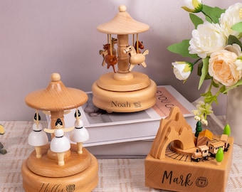 Carillon con nome del bambino inciso, regalo per il primo compleanno, baby shower, carillon in legno personalizzato, regalo per bambini, trenino musicale, regalo di compleanno