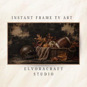 以下が含まれることがあります： Elvoracraft StudioによるInstant Frame TV Art。暗く質感のある背景に、ヴィンテージのフットボールヘルメット、秋の葉で満たされた編みかご、小さなカボチャ、白いレースが付いた茶色のフットボールが描かれたデジタルプリント。