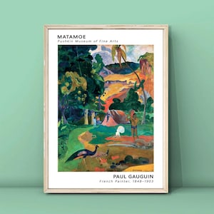 Puede incluir: Una pintura titulada "Mata Mãe" de Paul Gauguin, pintor francés, 1848-1903. La pintura representa un exuberante paisaje tropical con un hombre de pie en primer plano, un pavo real y otras aves en el medio, y una puesta de sol vibrante en el fondo.