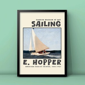 Op de afbeelding: Een vintage poster voor het Currier Museum of Art met een schilderij van een zeilboot op het water. De titel van het schilderij is "Sailing" en de kunstenaar is E. Hopper, een Amerikaanse realistische schilder van 1882 tot 1967.