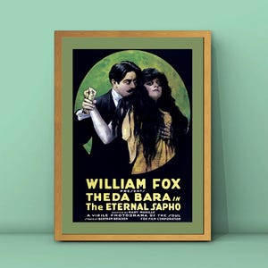 Pode incluir: Um cartaz de filme vintage anunciando "A Sapho Eterna" estrelado por Theda Bara. O cartaz apresenta uma imagem em preto e branco de um casal dançando, com uma lua verde e amarela no fundo. O texto do cartaz está em preto e branco.