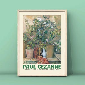 Può includere: Un poster vintage che presenta un dipinto di natura morta di Paul Cézanne intitolato "Vasi di terracotta e fiori, 1891". Il dipinto raffigura una collezione di vasi di terracotta pieni di diverse piante e fiori, tra cui fiori bianchi, foglie verdi e un'unica brocca bianca.