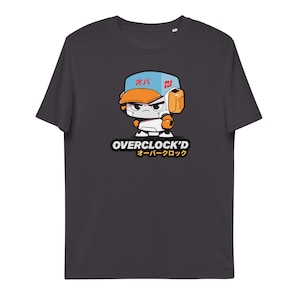Puede incluir: Una camiseta gris oscuro con un robot de dibujos animados que lleva un sombrero azul y naranja. El robot tiene una expresión de enfado y sostiene un objeto amarillo. El texto "OVERCLOCK'D" y "オーバークロック" está impreso debajo del robot.