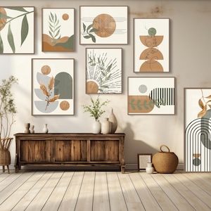 Op de afbeelding: Een set van acht abstracte wandkunstprints met geometrische vormen, bladeren en zonnestralen in tinten bruin, groen en grijs. De prints zijn gerangschikt op een muur boven een houten kast.