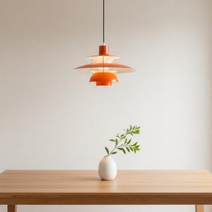 Può includere: Un cartello in legno rustico con la scritta "Welcome to our home" in lettere bianche. Il cartello presenta una finitura invecchiata e un design semplice e invitante, ideale per l'arredamento dell'ingresso.