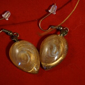 Boucles doreilles en forme de larme en résine faites à la main avec charmes en mica et en or antique, cadeau parfait, unique image 5