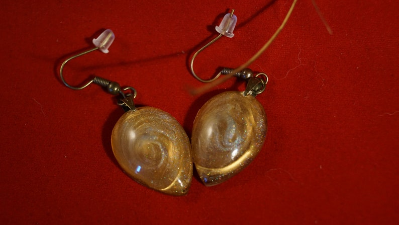 Boucles doreilles en forme de larme en résine faites à la main avec charmes en mica et en or antique, cadeau parfait, unique image 5