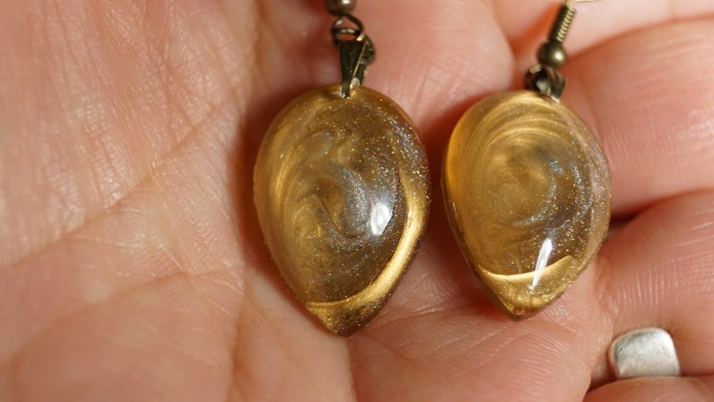 Boucles doreilles en forme de larme en résine faites à la main avec charmes en mica et en or antique, cadeau parfait, unique image 4