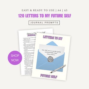 以下が含まれることがあります： 「120 Letters to My Future Self」のテキストが入ったジャーナルセット。セットには、ジャーナルのプロンプトシートと、青い封筒のデザイン、銀色のワックスシール、ペンが付いたカードが含まれています。「Shop Now」のテキストは紫色の円にあります。