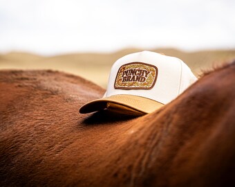 Cappello da camionista con toppa da cowboy ricamata: berretto western color crema e marrone chiaro