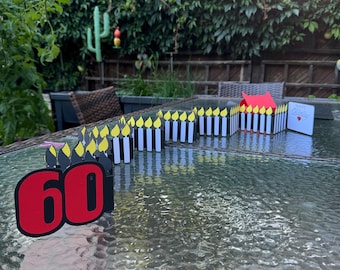 Biglietto di auguri con 40, 50, 60, 70, 80 e 90 candeline, una per ogni anno di vita. Un'ottima idea regalo anche per anniversari o addii.