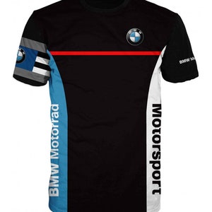 Op de afbeelding: Zwart T-shirt met een blauw-wit BMW Motorsport logo op de voorkant en de woorden "BMW Motorrad" en "Motorsport" aan de zijkanten.