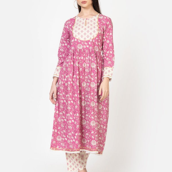 Ensemble kurta trapèze rose et blanc cassé imprimé Jaal ethnique indien avec pantalon, ensemble coordonné