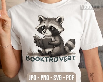 Booktrovert PNG, Amante de los libros divertidos Clipart, Lindo mapache leyendo, Descarga digital de libros, Ratón de biblioteca introvertido svg jpg pdf