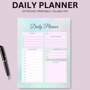 Puede incluir: Un planificador diario imprimible con un fondo de acuarela en tonos azules y rosas. El planificador incluye secciones para las tareas de máxima prioridad, recordatorios importantes, un plan de acción, un plan de comidas, la ingesta de agua y notas para ti mismo.