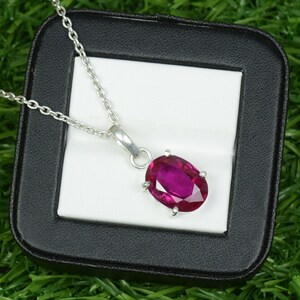 Minimalistische robijnhanger | Cadeau voor dames ketting | Geboortesteensieraden juli | 925 sterlingzilveren hanger | Prachtige ovale roze robijnrode sieraden