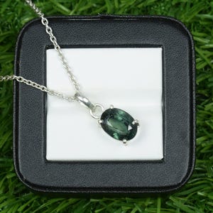 Minimalist Green Sapphire Pendant | Oval Shape Jewelry Necklace | Natural Gemstone Jewelry | 925 Sterling Silver | Valentine&#39;s Gift for Her.