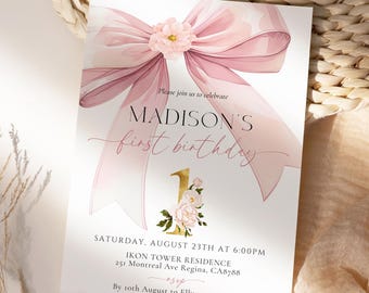 Puede incluir: Una invitación de cumpleaños rosa y blanca con un gran lazo rosa y un número uno dorado con flores. El texto dice "Por favor, únase a nosotros para celebrar el primer cumpleaños de Madison. Sábado, 23 de agosto a las 6:00 p. m. Ikon Tower Residence, 251 Montreal Ave Regina, CA8788. RSVP antes del 10 de agosto a Elly 123-456-789."