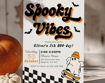 Może przedstawiać: Białe zaproszenie z pomarańczowym i czarnym tekstem, który brzmi "Spooky Vibes". Zaproszenie jest na 5. urodziny Olivera, 20 października od 15:00 do 18:00 w domu Olivera. Zaproszenie przedstawia kreskówkowego ducha w czapce, który jeździ na deskorolce.