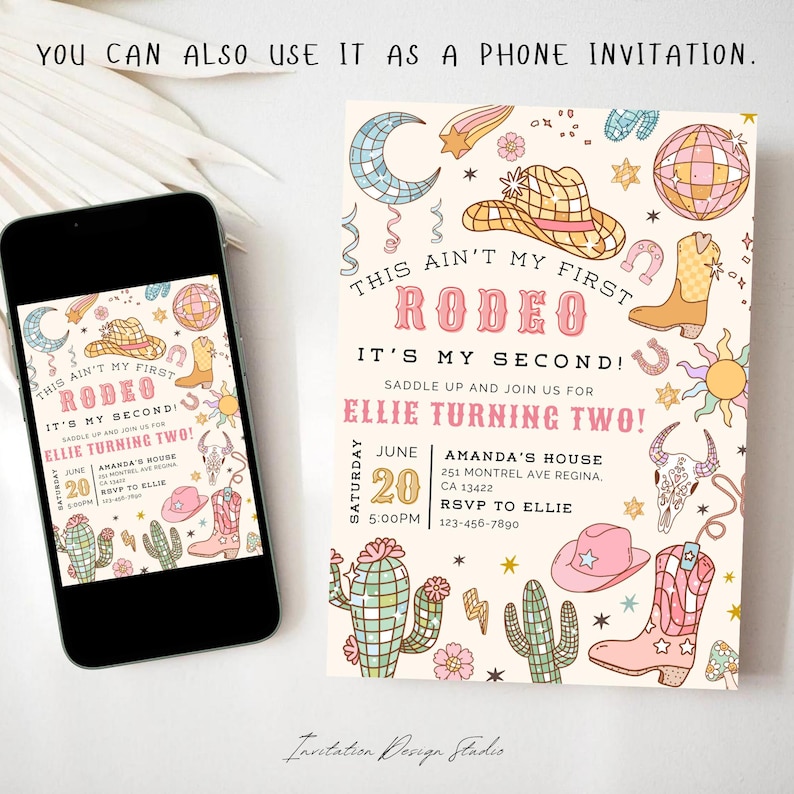 Op de afbeelding: Een roze en gouden verjaardagsuitnodiging met een western thema. De uitnodiging luidt "This ain't my first rodeo, it's my second! Saddle up and join us for Ellie turning two!" De uitnodiging heeft een cactus, een cowboyhoed en een cowboylaars.