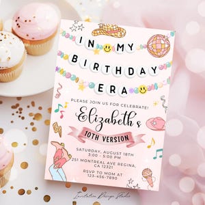 Op de afbeelding: Roze verjaardagsuitnodiging met een discobal, een cowboyhoed en een banner met de tekst "In My Birthday Era". De uitnodiging is voor Elizabeths 10e verjaardag. Het feest is op zaterdag 18 augustus van 15:00 tot 17:00 uur in de 251 Montreal Ave Regina, CA 12321. RSVP naar Mama op 123-456-7890.