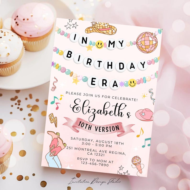Op de afbeelding: Roze verjaardagsuitnodiging met een discobal, een cowboyhoed en een banner met de tekst "In My Birthday Era". De uitnodiging is voor Elizabeths 10e verjaardag. Het feest is op zaterdag 18 augustus van 15:00 tot 17:00 uur in de 251 Montreal Ave Regina, CA 12321. RSVP naar Mama op 123-456-7890.