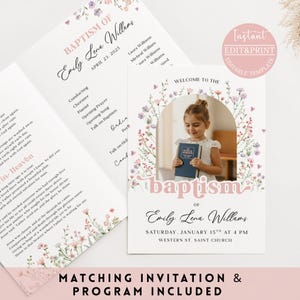 Pode incluir: Um convite e programa de batismo com detalhes florais. O convite apresenta uma menina segurando um livro, com a palavra "batismo" em rosa. O programa inclui os detalhes do batismo.