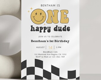 Może przedstawiać: Żółto-czarne zaproszenie na przyjęcie urodzinowe z grafiką uśmiechniętej twarzy i tekstem "Bentham is One happy dude". Zaproszenie zawiera szczegóły dotyczące przyjęcia urodzinowego w BlendBlack Cafe 14 sierpnia o godzinie 17:00.