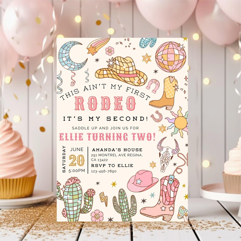 Op de afbeelding: Een roze en gele uitnodiging met een western thema. Het staat er: "This ain't my first rodeo, it's my second! Saddle up and join us for Ellie turning two!" met een datum en tijd. De uitnodiging is versierd met cactussen, sterren, een cowboyhoed, laarzen en een hoefijzer.