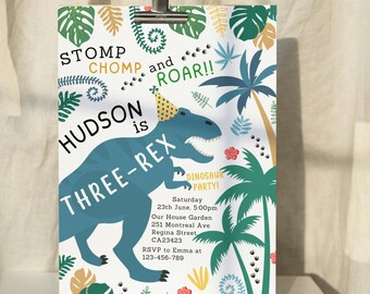 Puede incluir: Una invitación a una fiesta de dinosaurios colorida con un dinosaurio azul que lleva un gorro de fiesta. El texto dice "Stomp Chomp and Roar!! Hudson is Three-Rex Dinosaur Party!" con detalles para la fiesta.