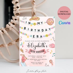 Op de afbeelding: Een roze verjaardagsuitnodiging met een kleurrijk ontwerp met een discobal, smiley-gezichten en de tekst "In My Birthday Era". De uitnodiging is voor Elizabeths 10e verjaardag en bevat de datum, tijd en locatie.