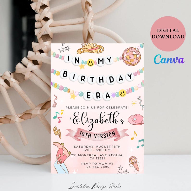 Op de afbeelding: Een roze verjaardagsuitnodiging met een kleurrijk ontwerp met een discobal, smiley-gezichten en de tekst "In My Birthday Era". De uitnodiging is voor Elizabeths 10e verjaardag en bevat de datum, tijd en locatie.