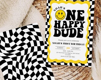 Może przedstawiać: Czarno-żółte zaproszenie na urodziny w kratkę z tekstem "NOAH'S ONE HAPPY DUDE" w czarnym retro stylu. Zaproszenie zawiera informacje o pierwszym przyjęciu urodzinowym Noaha, w tym datę, godzinę i miejsce.