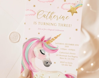 Può includere: Invito di compleanno con unicorno rosa e blu, glitter dorati e stelle. L'invito dice "Catherine compie tre anni!" e include i dettagli per una festa magica.