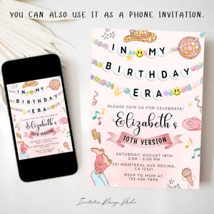 Op de afbeelding: Roze verjaardagsuitnodiging met een roze en witte banner waarop "In My Birthday Era" staat. De uitnodiging heeft een cowboyhoed, een discobal en een microfoonafbeelding. De tekst op de uitnodiging luidt: "Kom gezellig meevieren! Elizabeth's 10th Version. Zaterdag 18 augustus, 15:00-17:00 uur, 251 Montreal Ave Regina, CA 12321, RSVP naar Mama op 123-456-7890."