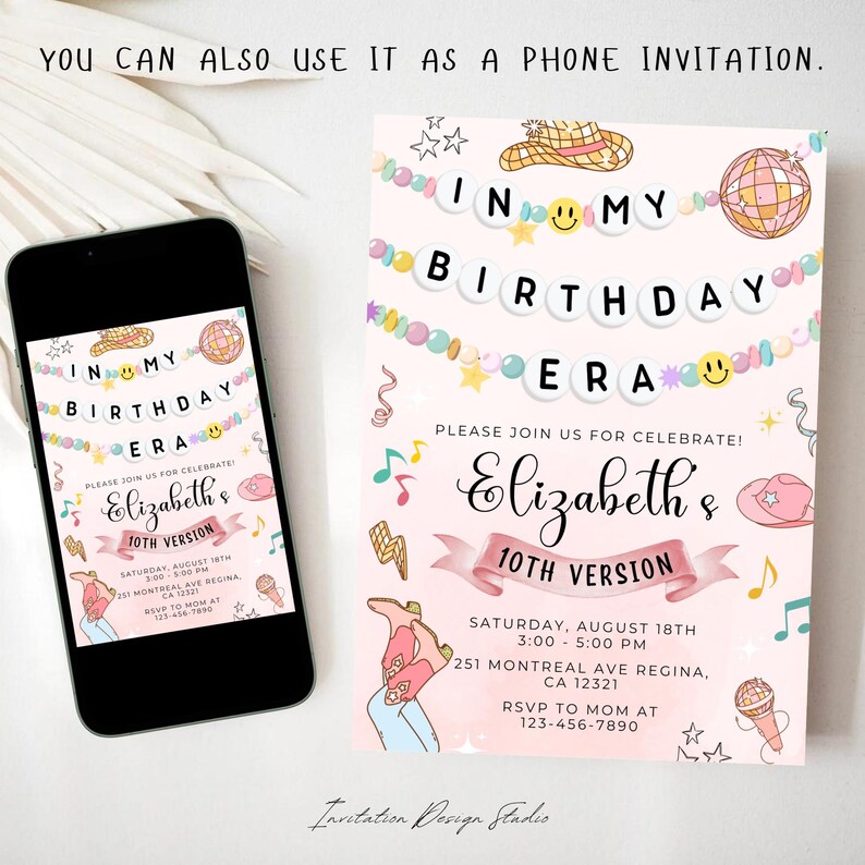 Op de afbeelding: Roze verjaardagsuitnodiging met een roze en witte banner waarop "In My Birthday Era" staat. De uitnodiging heeft een cowboyhoed, een discobal en een microfoonafbeelding. De tekst op de uitnodiging luidt: "Kom gezellig meevieren! Elizabeth's 10th Version. Zaterdag 18 augustus, 15:00-17:00 uur, 251 Montreal Ave Regina, CA 12321, RSVP naar Mama op 123-456-7890."