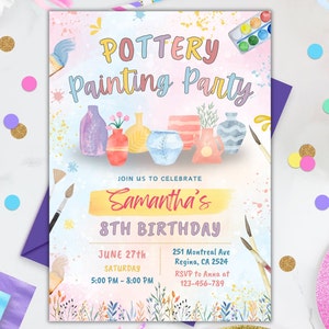 Puede incluir: Una invitación colorida para una fiesta de pintura de cerámica para celebrar el octavo cumpleaños de Samantha. La invitación presenta ilustraciones de acuarela de cerámica, pinceles y paletas de pintura. El texto de la invitación incluye la fecha, la hora y la ubicación de la fiesta, así como la información de RSVP.