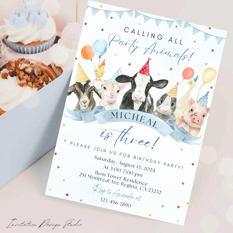 K&ouml;nnte beinhalten: Eine Geburtstagseinladung mit einer Aquarell-Illustration von Bauernhoftieren, die Partyh&uuml;te tragen. Die Einladung lautet "Calling all Party Animals! Micheal is three!" und enth&auml;lt das Datum, die Uhrzeit und den Ort der Party. RSVP-Informationen sind ebenfalls enthalten.