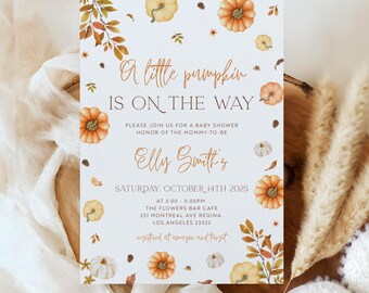 Puede incluir: Invitación a un baby shower con diseño de acuarela. La invitación presenta calabazas, hojas de otoño y el texto "A little pumpkin is on the way". Los detalles del evento incluyen la fecha, la hora y el lugar.