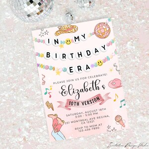 Op de afbeelding: Een roze verjaardags uitnodiging met een discobal, een cowboyhoed en laarzen. De tekst luidt "In My Birthday Era" en "Elizabeth's 10th Version". De uitnodiging bevat de datum, tijd en locatie van het feest, evenals een RSVP-nummer.