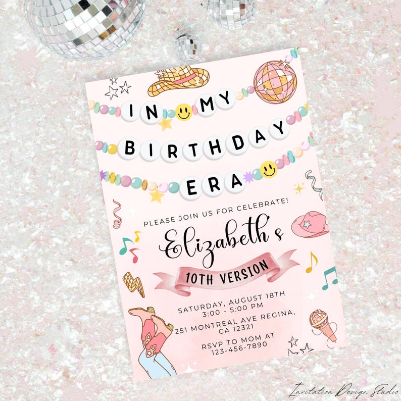 Op de afbeelding: Een roze verjaardags uitnodiging met een discobal, een cowboyhoed en laarzen. De tekst luidt "In My Birthday Era" en "Elizabeth's 10th Version". De uitnodiging bevat de datum, tijd en locatie van het feest, evenals een RSVP-nummer.