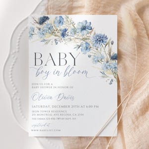 Invito per baby shower "Baby in Bloom", con fiori blu polvere, invito per baby shower "Boho", con farfalle.