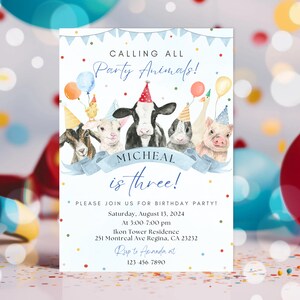 K&ouml;nnte beinhalten: Eine blaue und wei&szlig;e Geburtstagseinladung mit einer Aquarell-Illustration von Bauernhoftieren, die Partyh&uuml;te tragen. Der Text lautet "Calling all Party Animals! Micheal is three!" und enth&auml;lt Details zur Party, einschlie&szlig;lich Datum, Uhrzeit und Ort. RSVP an Amanda unter 123-456-7890.