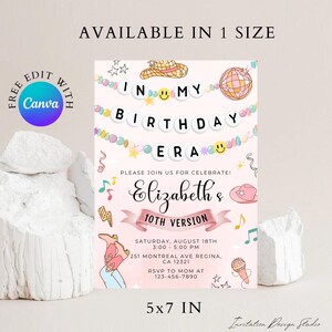 Op de afbeelding: Roze en witte verjaardagsuitnodiging met een discobal, een cowboyhoed en de tekst "In My Birthday Era". De uitnodiging is voor Elizabeths 10e verjaardag en bevat de datum, tijd en locatie van het feest. De uitnodiging is 12,7 x 17,8 cm.