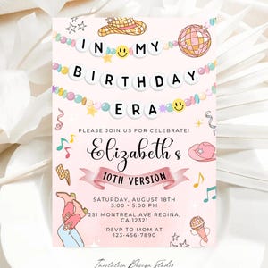 Op de afbeelding: Roze verjaardagsuitnodiging met een kleurrijke kralenkrans waarop "In My Birthday Era" staat. De uitnodiging bevat ook een cowboyhoed, een discobal, een microfoon en muzieknoten. De tekst op de uitnodiging luidt: "Please join us for celebrate! Elizabeth's 10th Version. Saturday, August 18th 3:00 - 5:00 PM 251 Montreal Ave Regina, CA 12321 RSVP to Mom at 123-456-7890"
