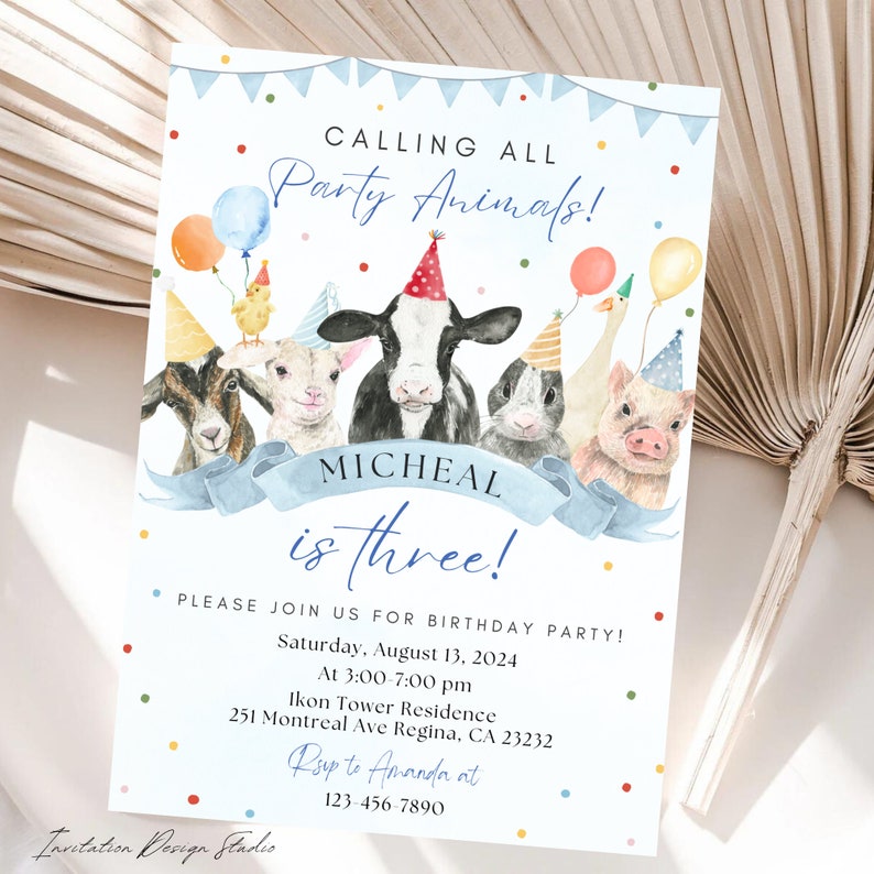 K&ouml;nnte beinhalten: Eine blaue und wei&szlig;e Geburtstagseinladung mit einer Aquarell-Illustration von Bauernhoftieren, die Partyh&uuml;te tragen. Der Text lautet "Calling all Party Animals! Micheal is three!" und enth&auml;lt Details zur Party, einschlie&szlig;lich Datum, Uhrzeit und Ort.