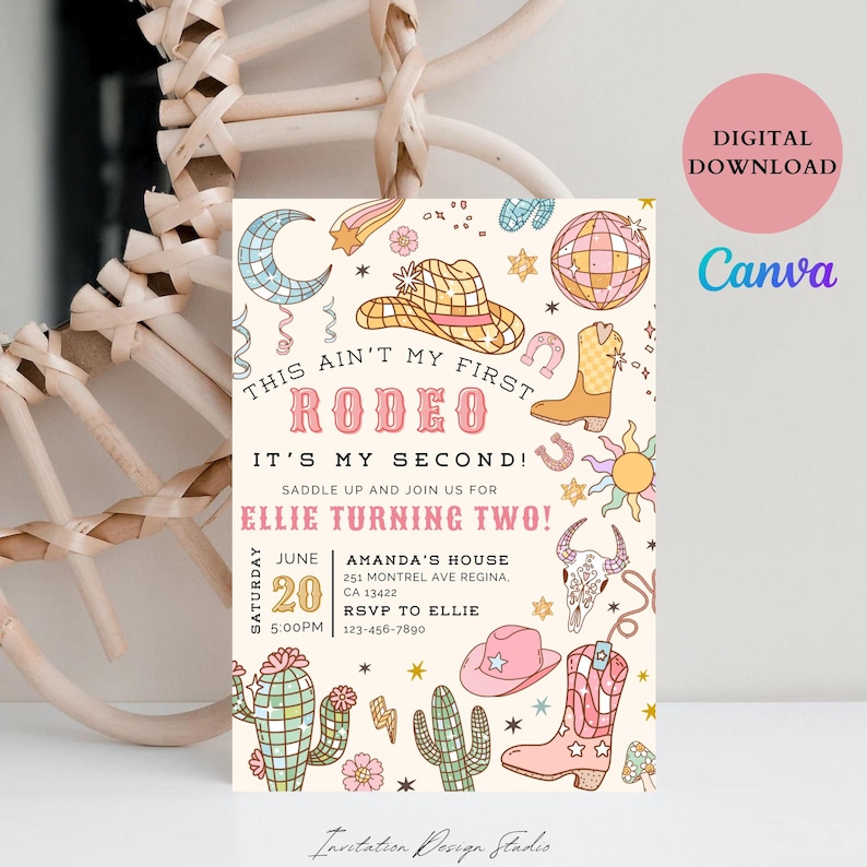 Op de afbeelding: Een roze en witte uitnodiging voor een tweede verjaardagsfeest met een rodeo-thema. De uitnodiging toont een cowboyhoed, laarzen, cactussen en sterren. De tekst op de uitnodiging luidt "This ain't my first rodeo. It's my second! Saddle up and join us for Ellie turning two!" De uitnodiging bevat ook de datum, tijd en locatie van het feest.